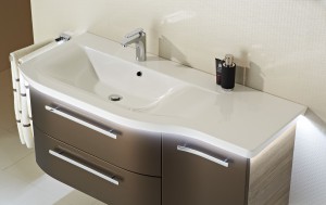 Mobilier asymétrique de salle de bains CONTEA d'Alape
