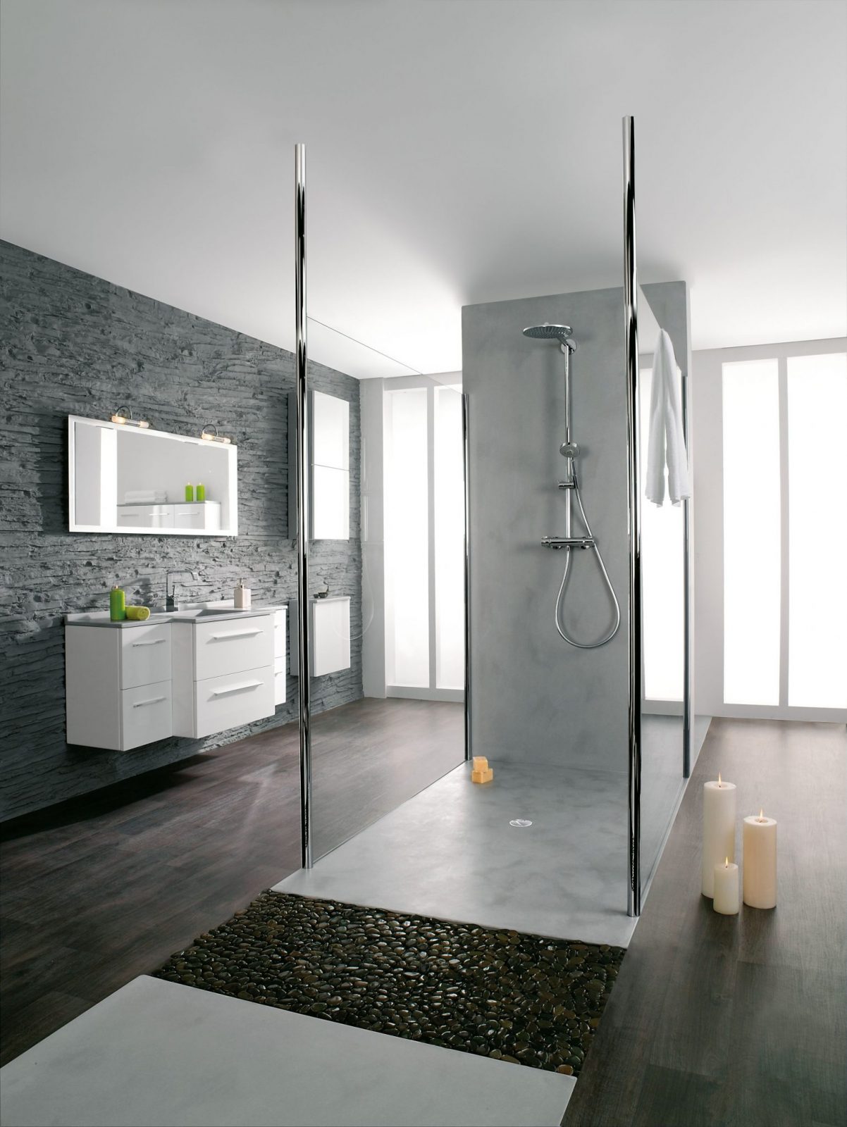 Salle de bains design avec très grande douche