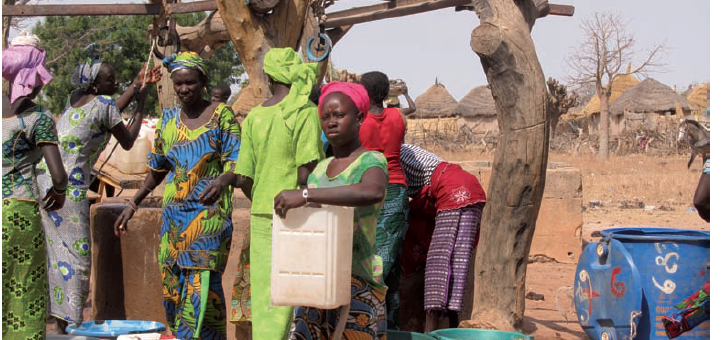 Sénégalaises autour d'un puit