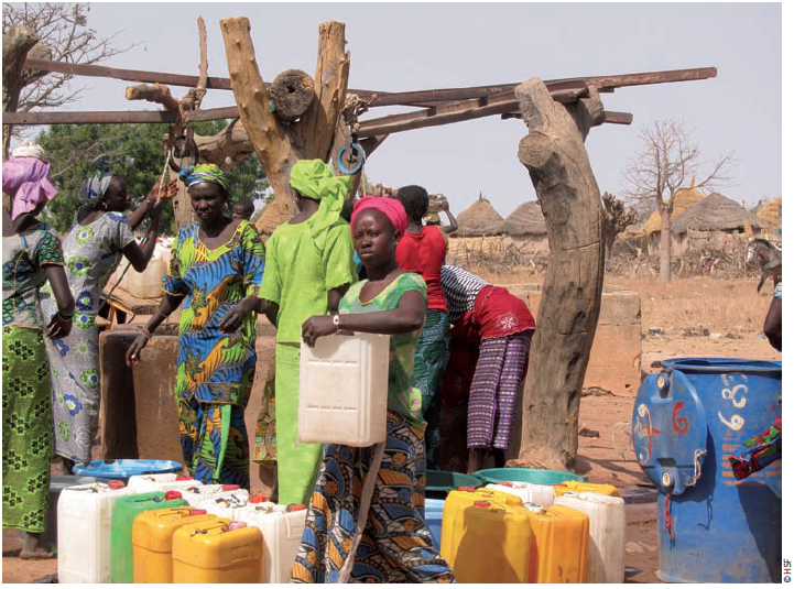 Sénégalaises autour d'un puit