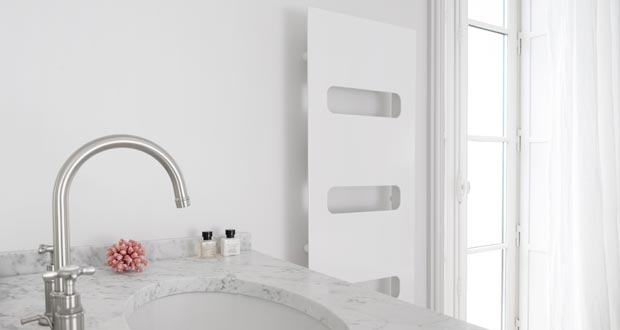 Une Salle De Bain Avec Des Néons Et Un Lavabo Avec Un Miroir Qui Dit 'néon