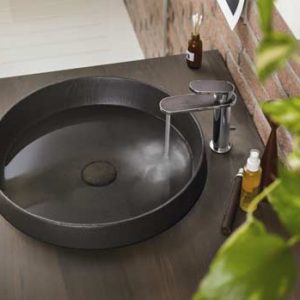 Mitigeur de lavabo Dress de Nobili sur une vasque marron