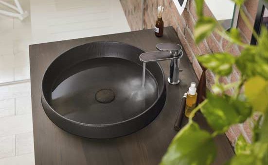 Mitigeur de lavabo Dress de Nobili sur une vasque marron