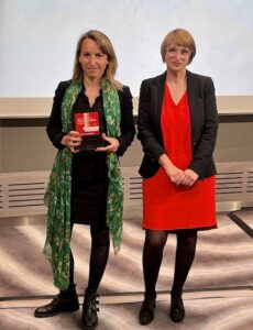 Claire Roucoulès, Hansgrohe, reçoit son trophée des salles de bains Remarquables 2022