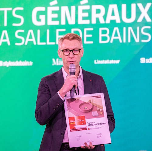 Stephan Ghirardello, Ambiance Bain, recevant le prix du Palmarès des Salles de bains Remarquables